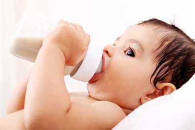 استفاده از شیرخشک در کنار شیر مادر
